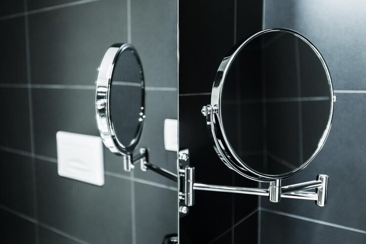 Magnifying mirror